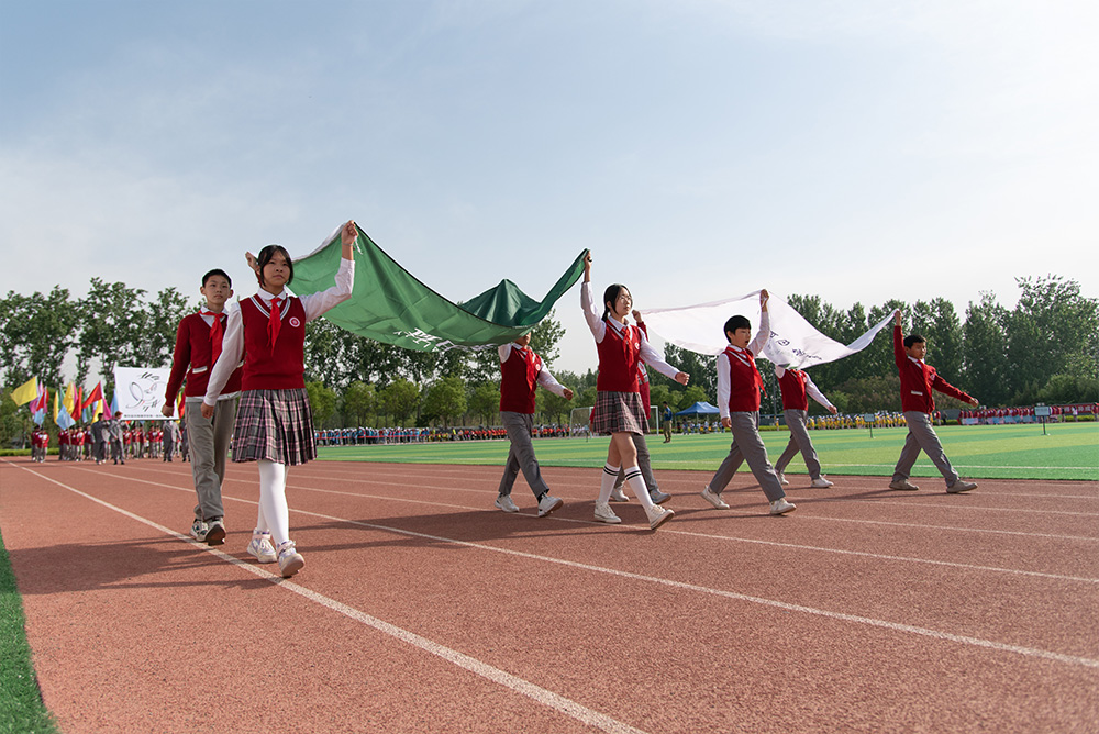 百年翰德，星耀世界；各有所长，健康阳光 ——益田翰德学校第一届春季运动会圆满闭幕！